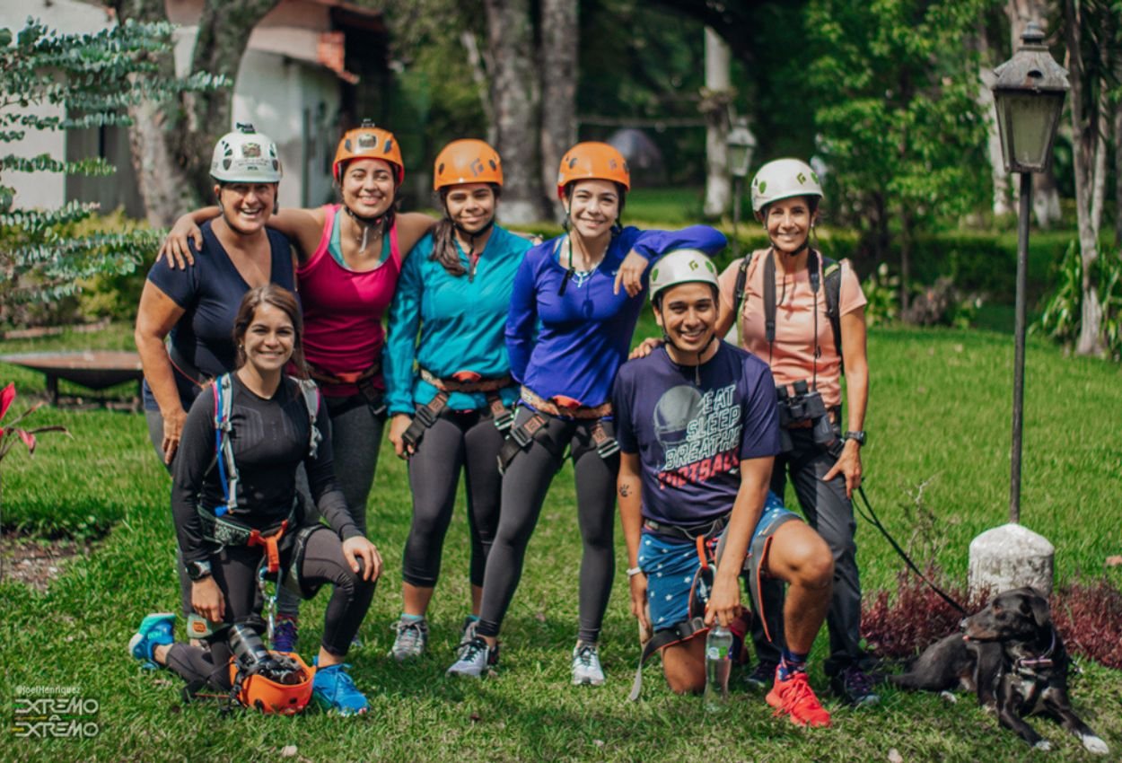 Grupo de colaboradores con cascos listos para una experiencia outdoor de confianza