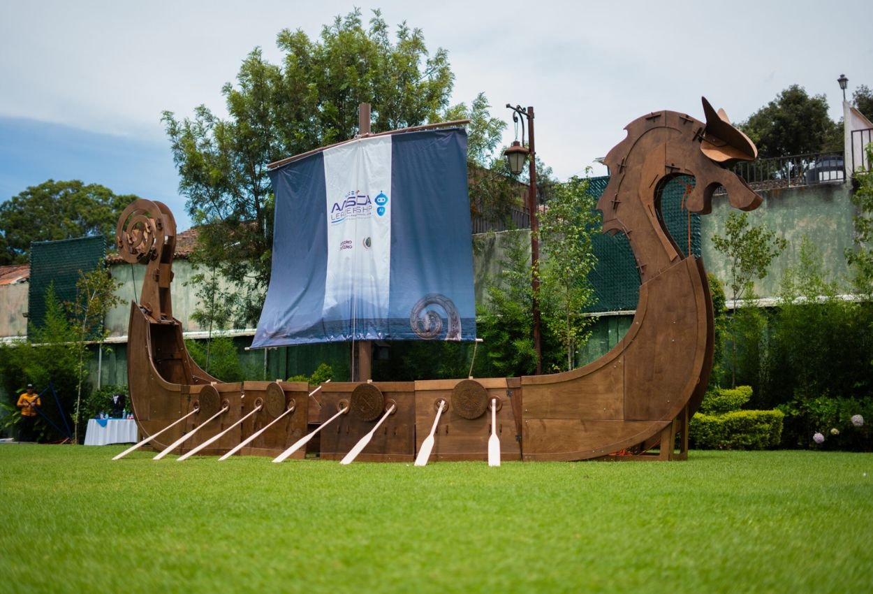 Barco vikingo a escala real con la vela personalizada con la marca del evento corporativo