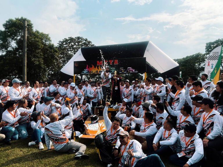 Equipo completo reunido en la meta al cierre del team building de Fórmula 1