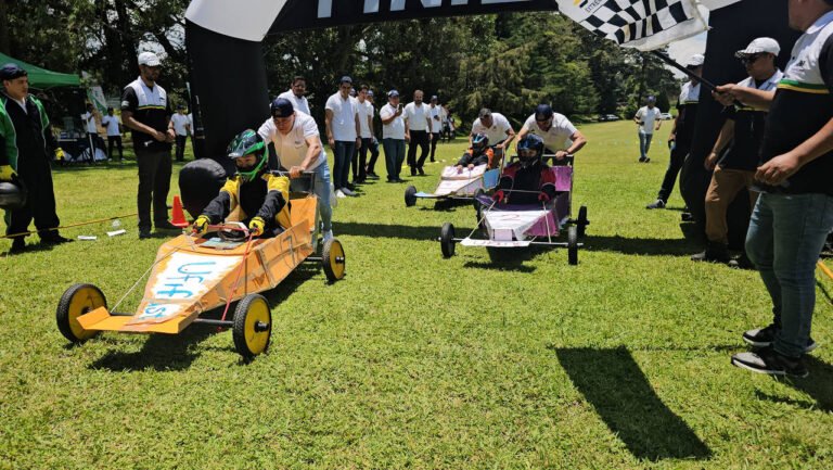 Dos vehículos construidos por los equipos compitiendo en la carrera final de Fórmula 1