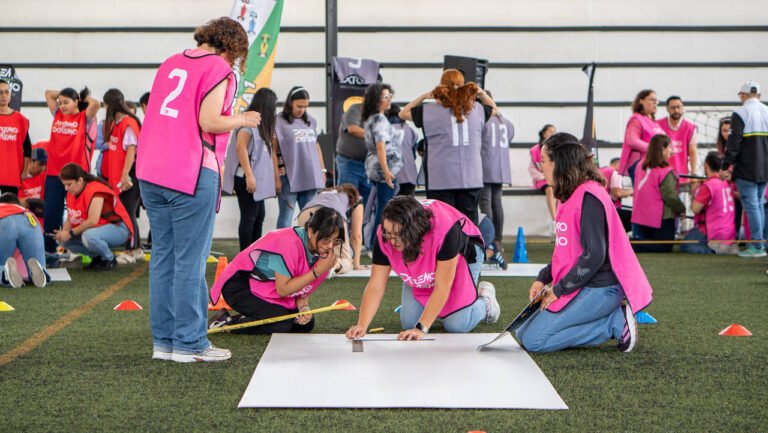Colaboradores organizados en escuderías definiendo roles antes de construir su vehículo