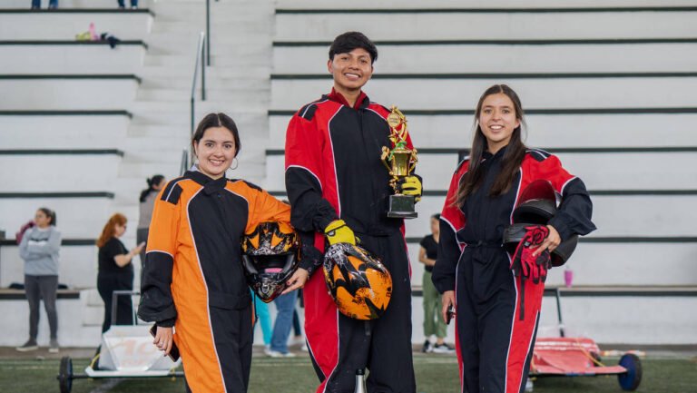 Reconocimiento con trofeo a participantes durante un evento corporativo de Extremo a Extremo