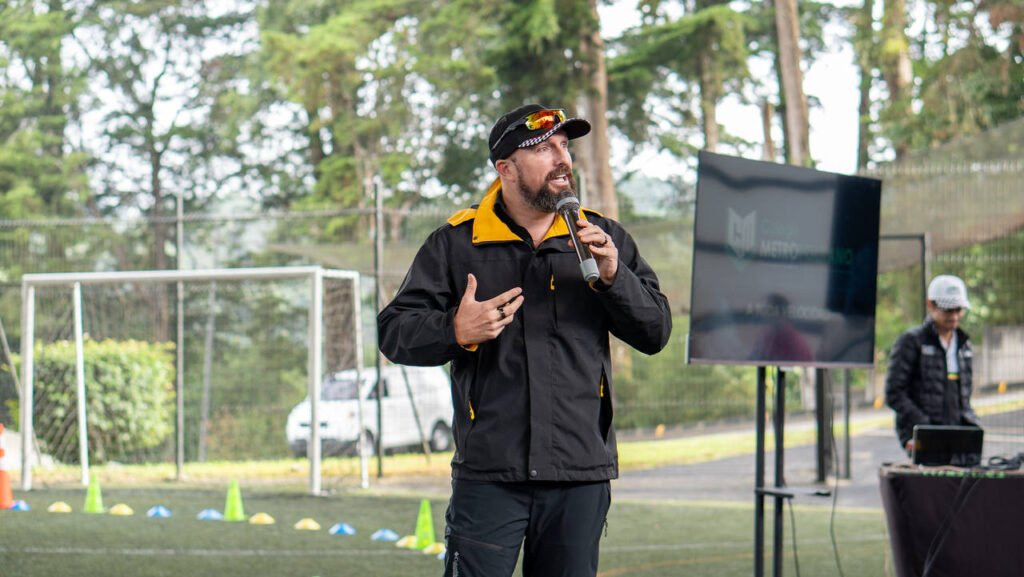 Facilitador de Extremo a Extremo dando la bienvenida a un equipo durante un evento corporativo