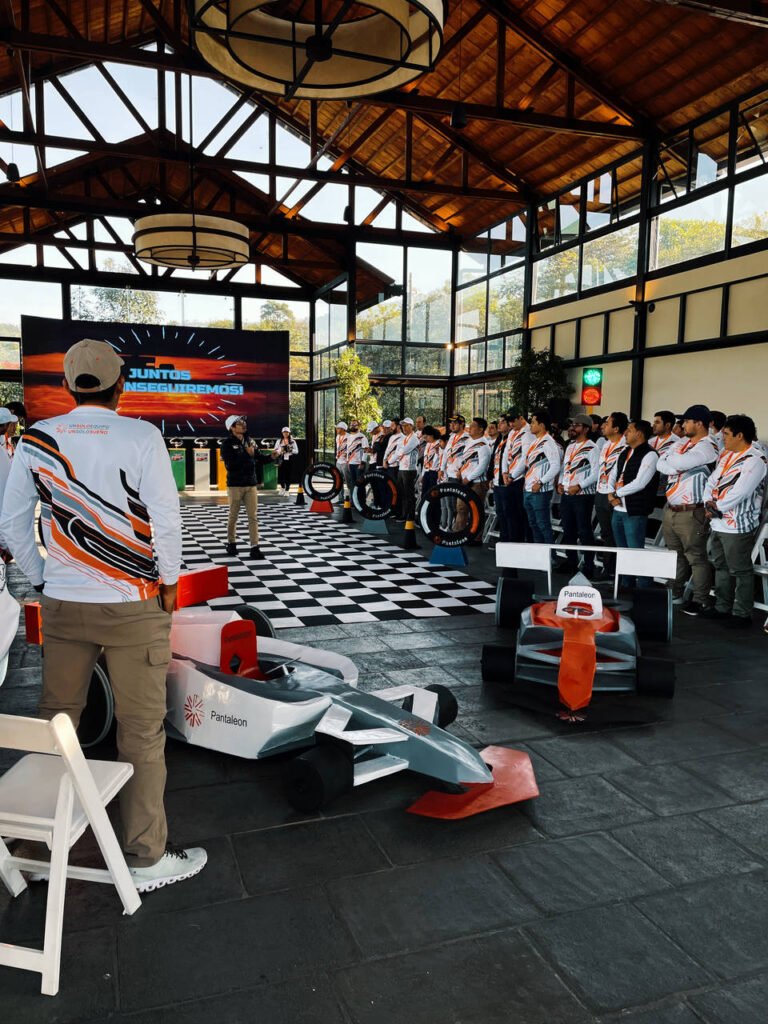 Vehículos de Fórmula 1 y participantes en el venue de la experiencia corporativa