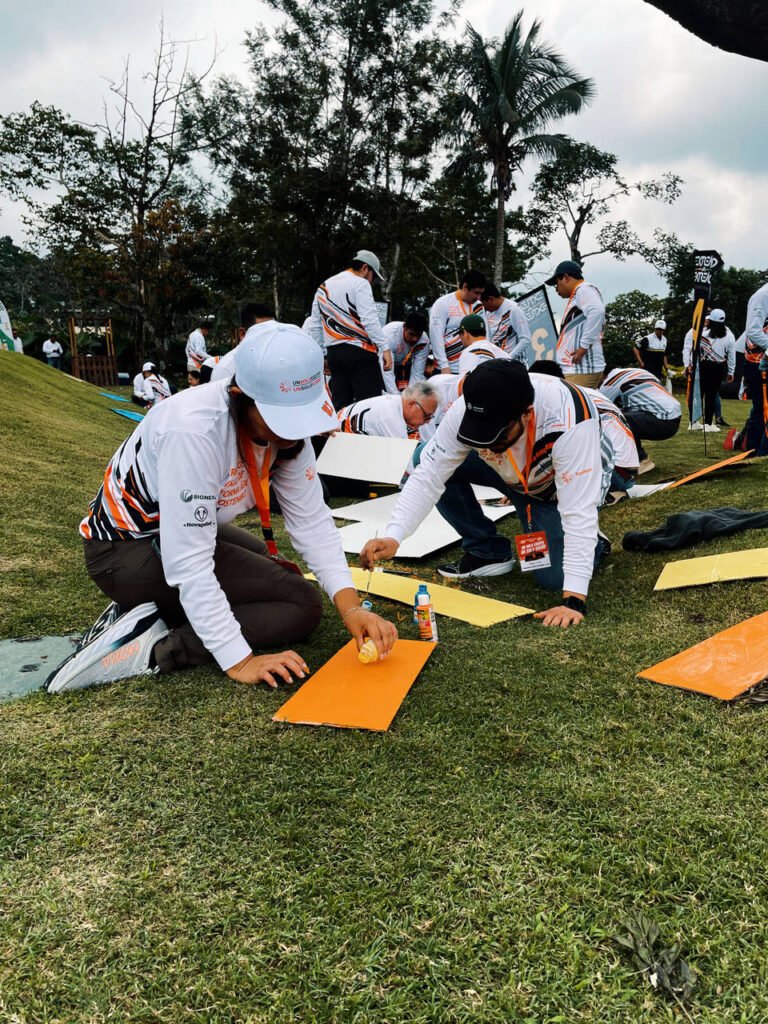 Escudería armando su vehículo de Fórmula 1 con los materiales proporcionados