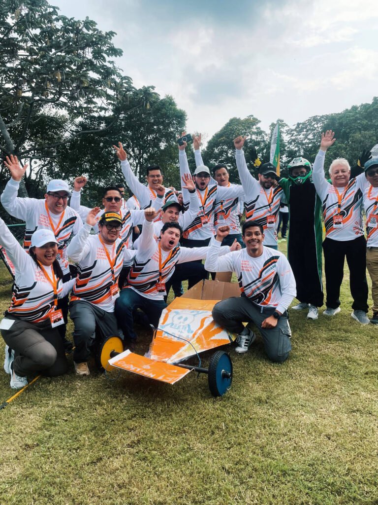 Grupo de colaboradores levantando los brazos al finalizar la actividad de integración