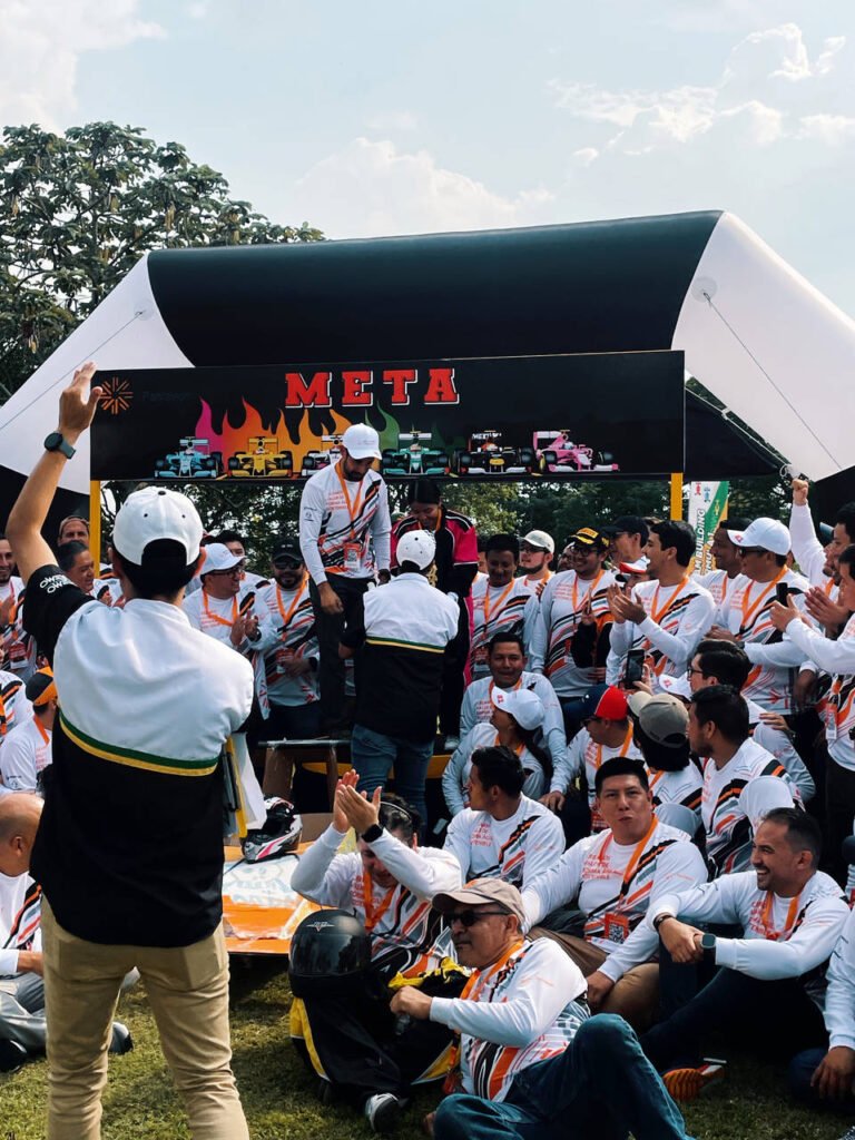 Participantes celebrando en la meta al cierre de la experiencia de Fórmula 1