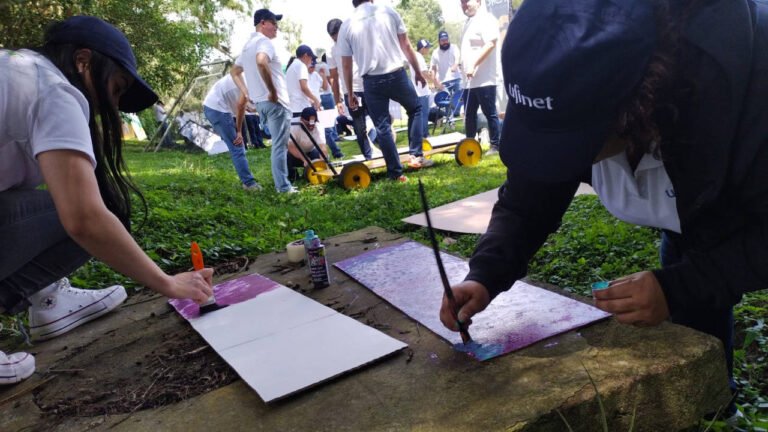 Participantes preparando las piezas de su vehículo de carreras en el team building