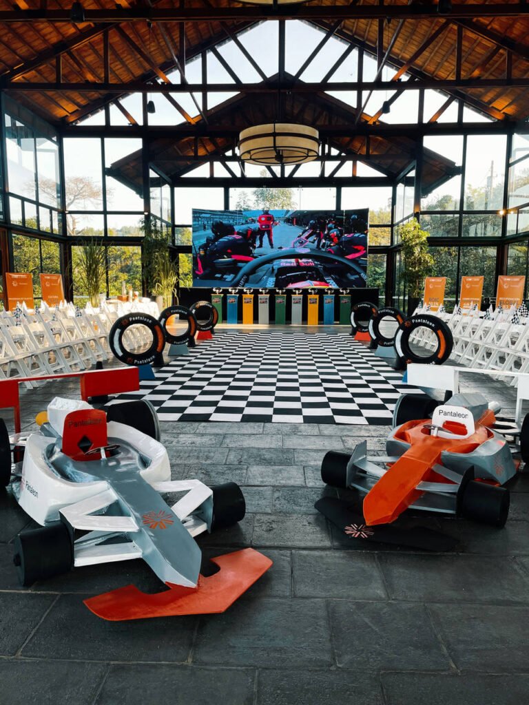 Montaje de escenario y producción para evento corporativo con temática Fórmula 1