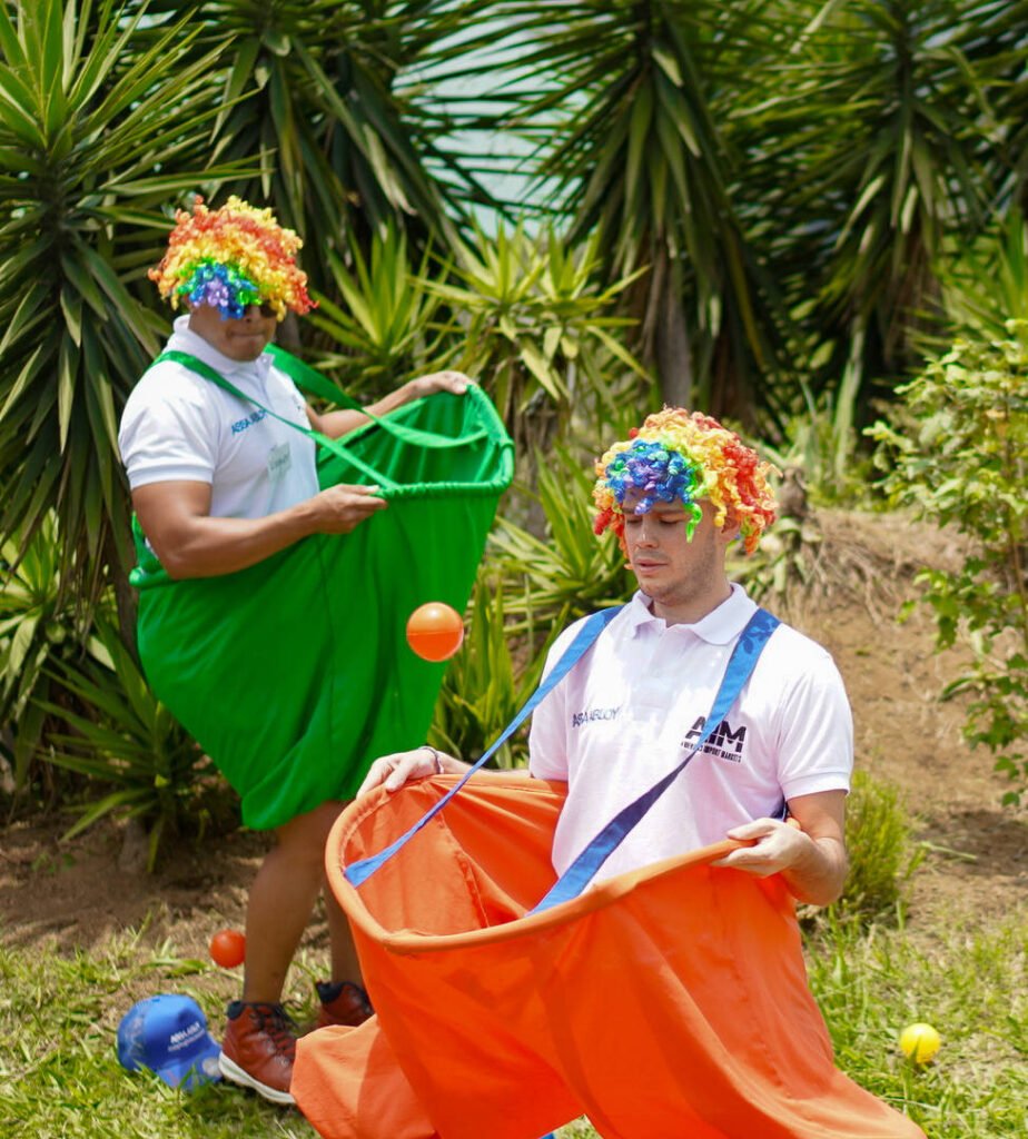 Participantes atrapando pelotas en reto de coordinación durante Team Building