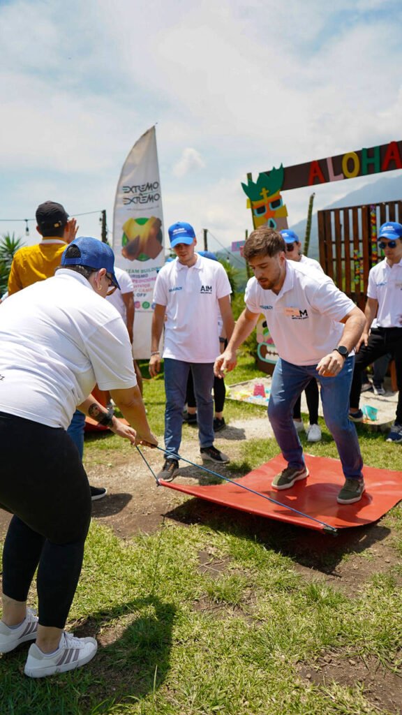 Colaboradores impulsando a su equipo en reto de coordinación durante actividad corporativa