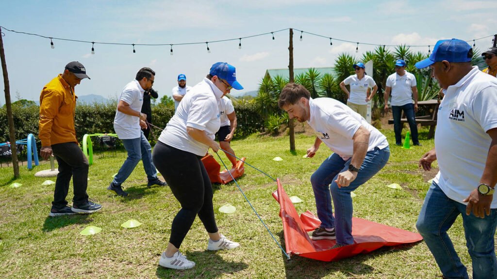 Equipo corporativo riendo durante reto de velocidad en Team Building de Extremo a Extremo