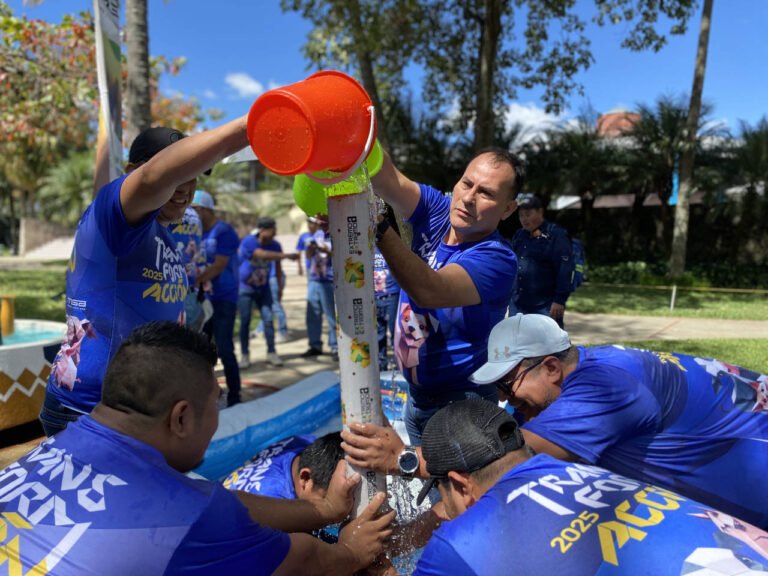 Equipo vertiendo agua en un tubo durante un reto de coordinación de Splash Day