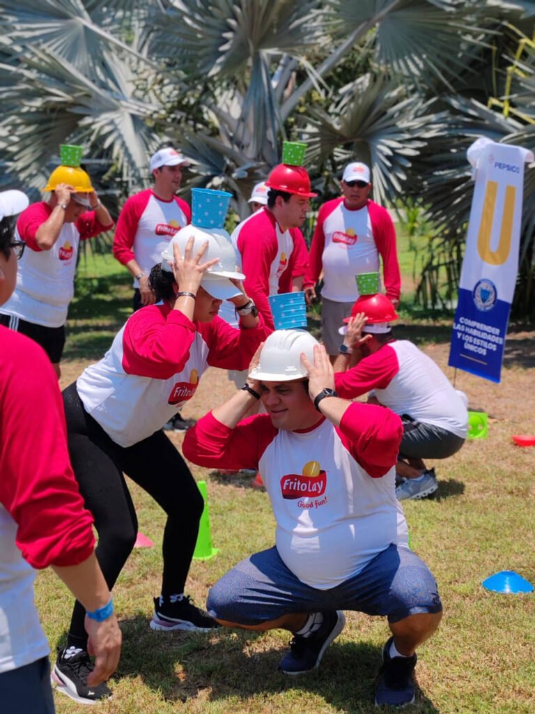 Participantes celebrando entre risas un reto acuático de Splash Day para empresas