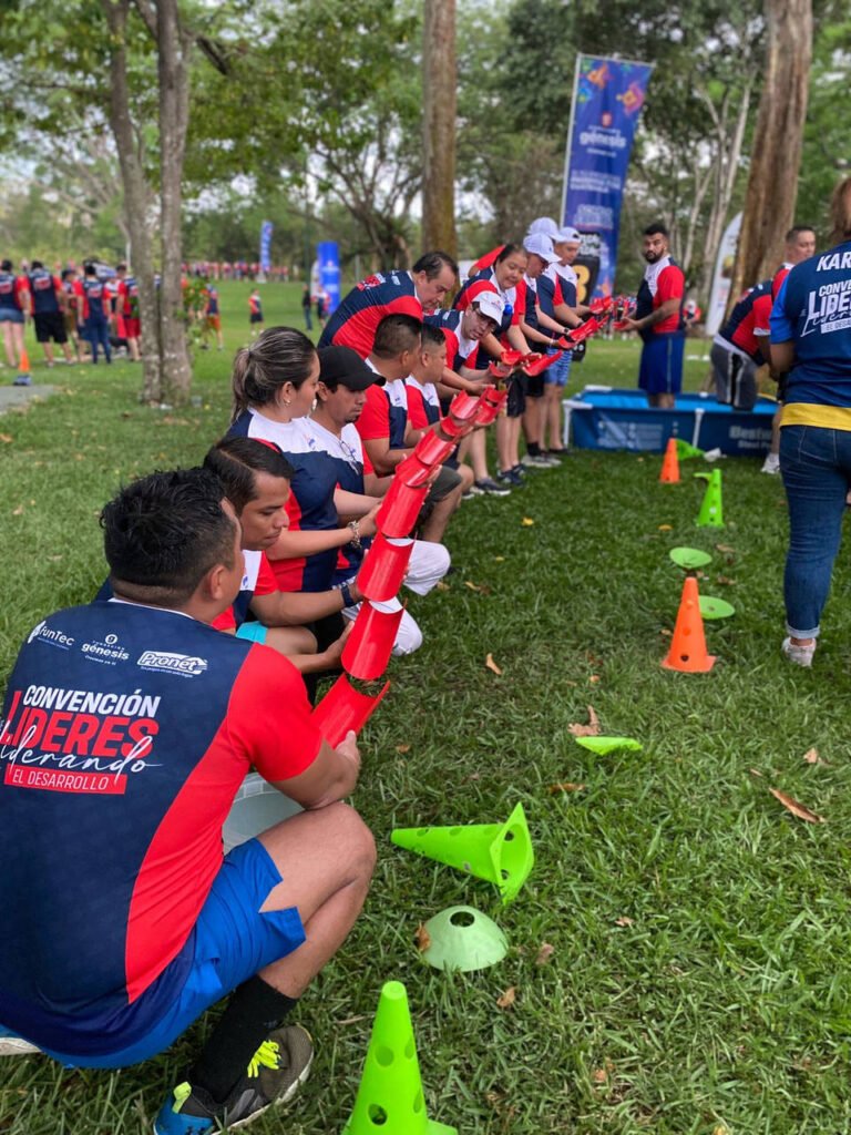 Equipo corporativo coordinando un reto con canaletas de agua en Splash Day para empresas