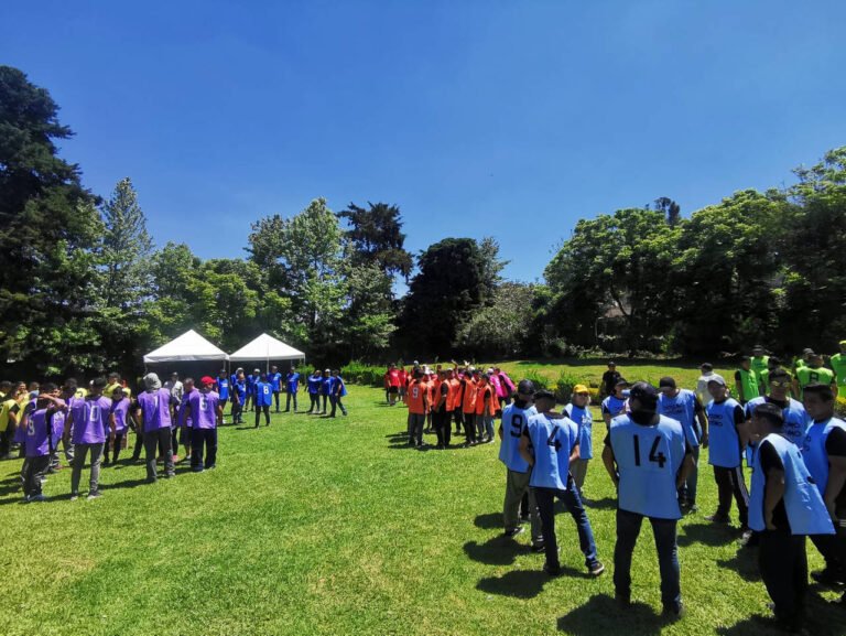 Equipos reunidos al aire libre antes de iniciar los retos de Splash Day