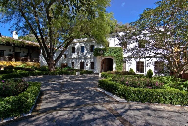 Hacienda colonial con jardines, locación para eventos corporativos en Guatemala