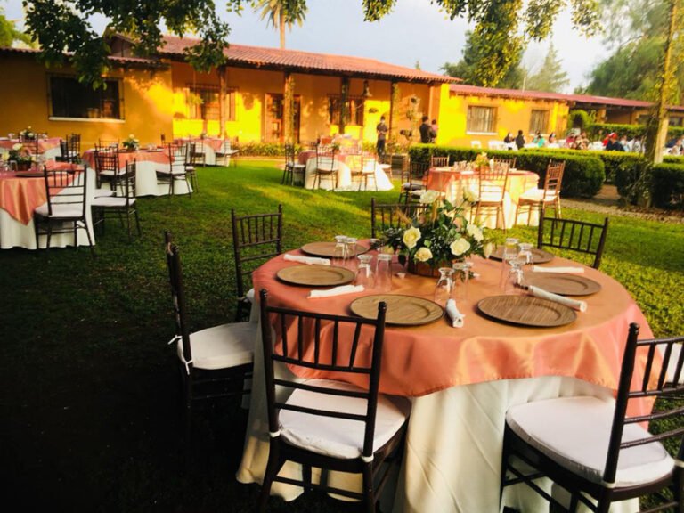 Jardín con buganvilias en Finca Santiago