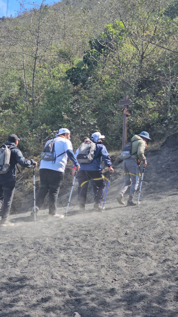 Participantes avanzando en cordada durante actividad corporativa en el Volcán de Pacaya