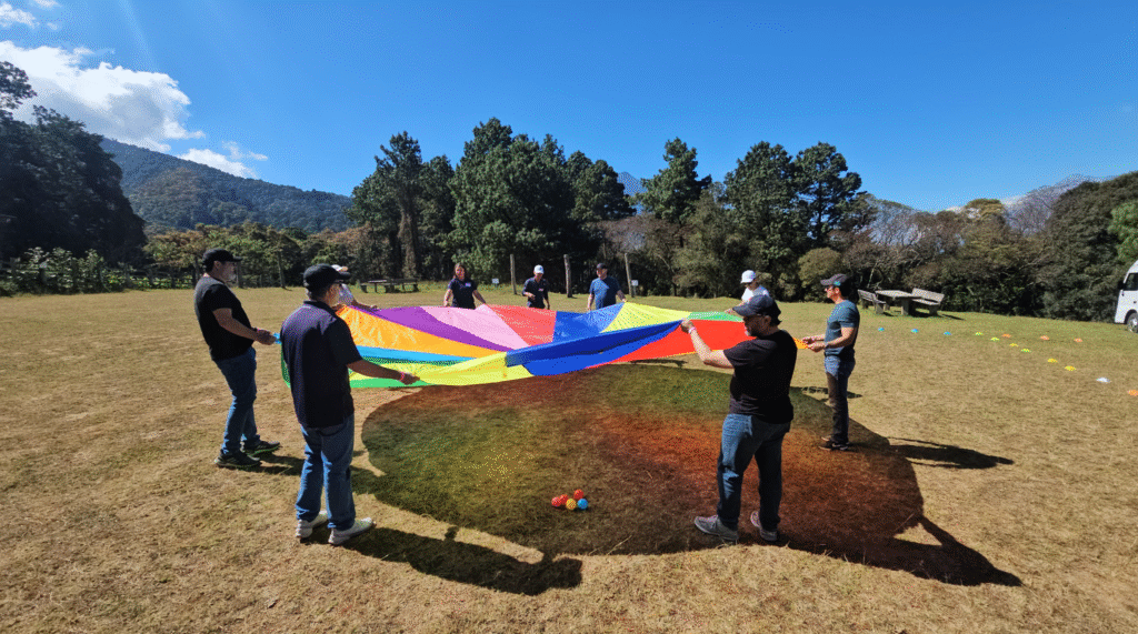 Equipo de Extremo a Extremo facilitando una din&aacute;mica de integraci&oacute;n al aire libre