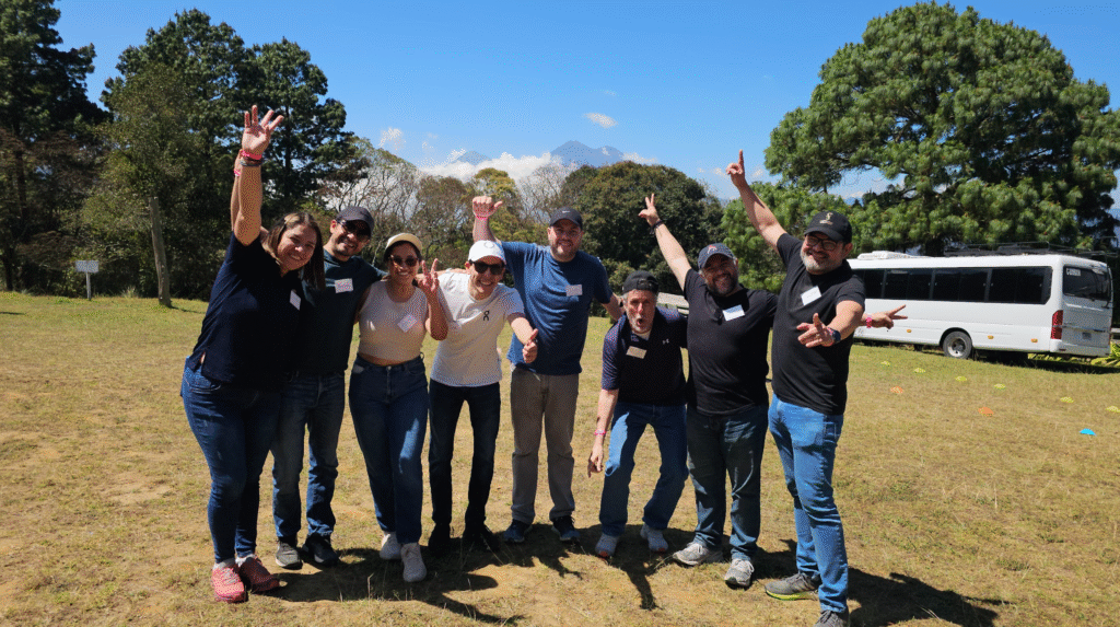 Grupo de colaboradores celebrando al cierre de una experiencia corporativa de Extremo a Extremo