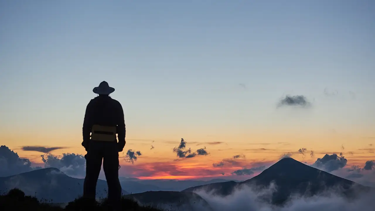 Grupo empresarial en una experiencia outdoor de montaña con acompañamiento y logística de Extremo a Extremo