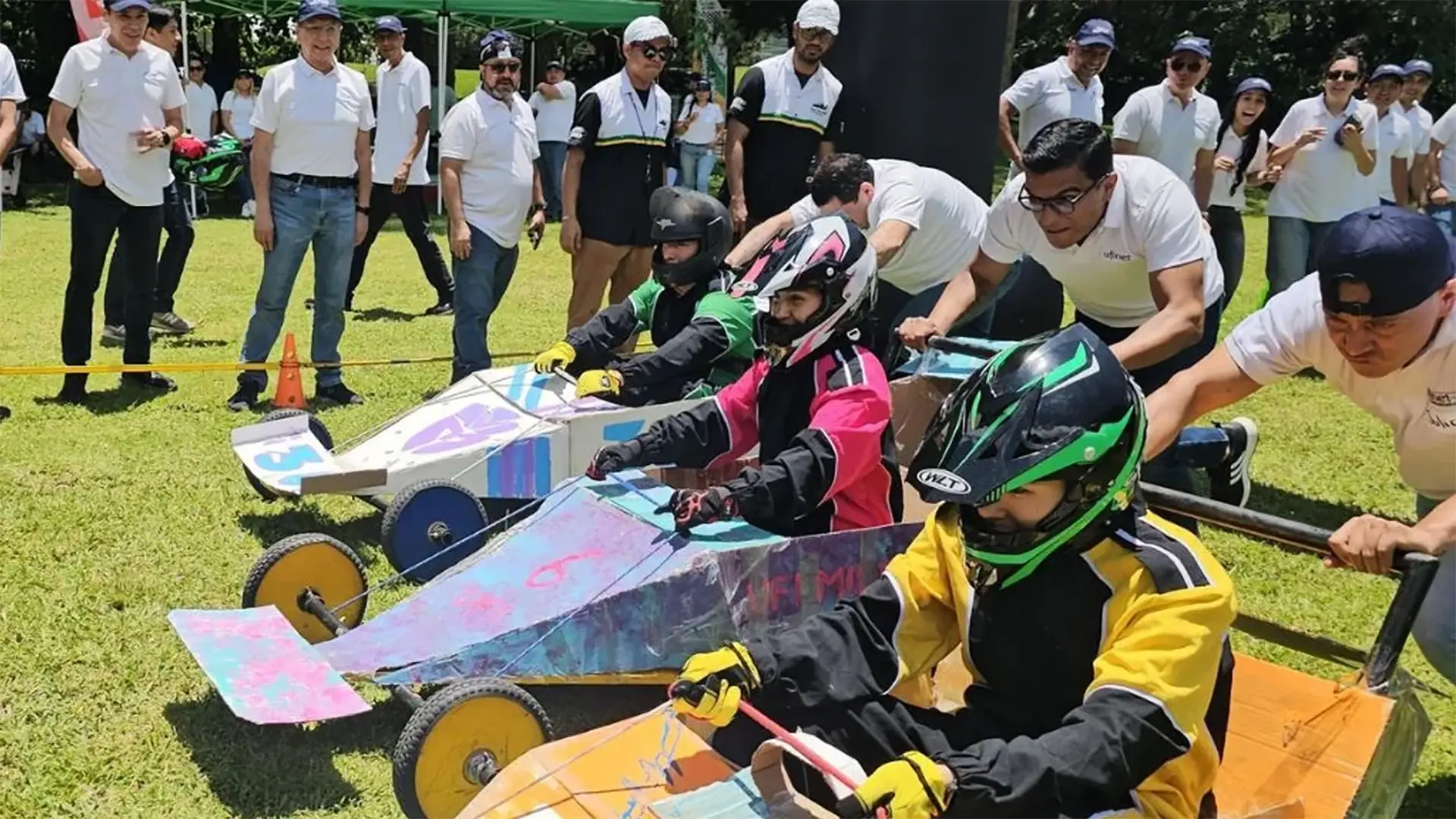 Actividad de team building en exteriores con participación activa de todo el equipo