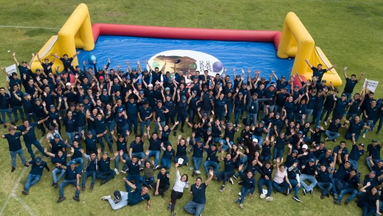 Temática futbolera para empresas: vista aérea de una cancha inflable gigante rodeada por todos los colaboradores