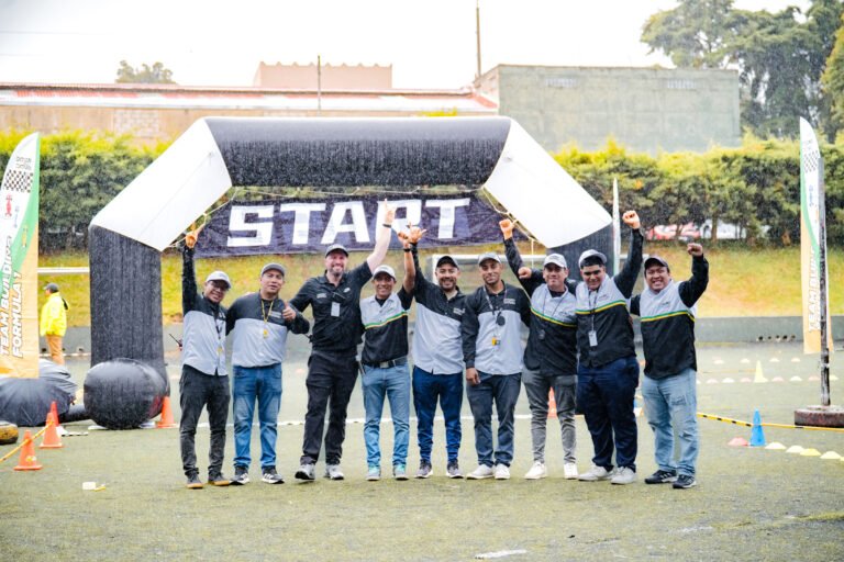Equipo corporativo reunido en el arco de salida al inicio de un evento Kick Off en Guatemala