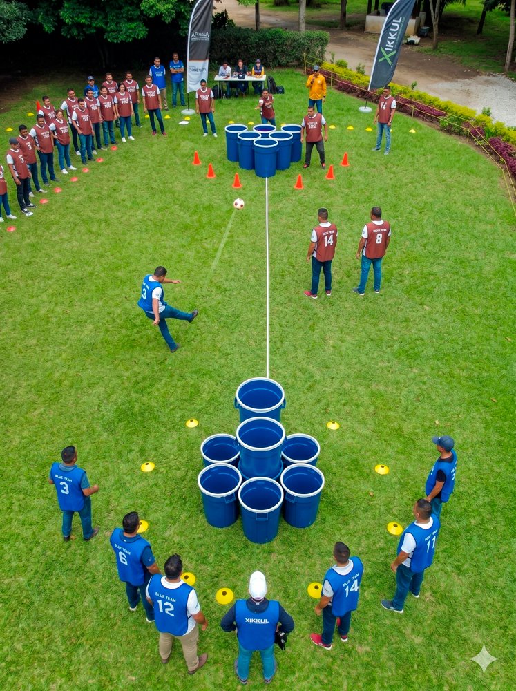 Equipos corporativos compitiendo en prueba de precisión durante Team Building de Extremo a Extremo