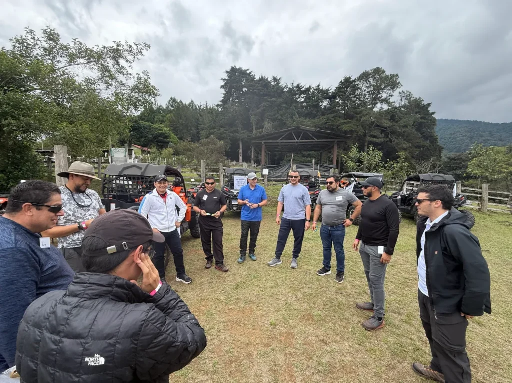 Charla de seguridad e inducción de manejo antes de iniciar el ATV Tour en Antigua Guatemala