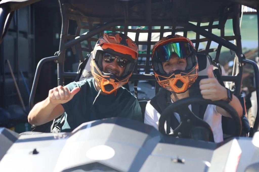 Dos participantes conduciendo un UTV durante el ATV Tour en Antigua Guatemala